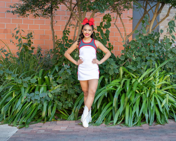 młoda tancerka duchowa ze szkoły średniej pozuje do zdjęć - cheerleader high school student sport cheering zdjęcia i obrazy z banku zdjęć