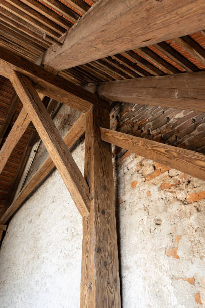 esquina superior de cercha de techo de madera envejecida - roof tile roof textured red fotografías e imágenes de stock