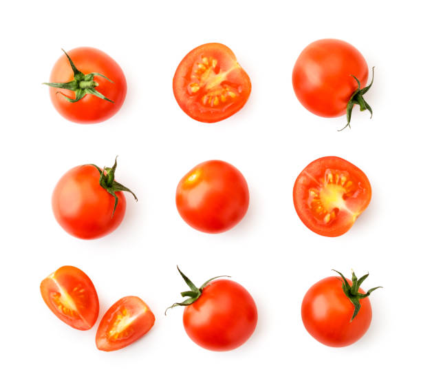 conjunto de tomates cherry, mitades y trozos sobre un blanco. la vista de la parte superior. - tomate cereza fotografías e imágenes de stock