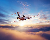 privatjet-flugzeug-fliegt-im-sonnenuntergang.jpg?b=1&s=170x170&k=20&c=kM5F6OzeKNmB5lgBLnYp13zQurOhlOfcp2oy2xQj-iA=