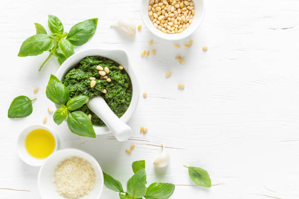 pesto. włoski sos bazyliowy pesto z kulinarnymi składnikami do gotowania - pesto sauce italian culture pine nut photography zdjęcia i obrazy z banku zdjęć