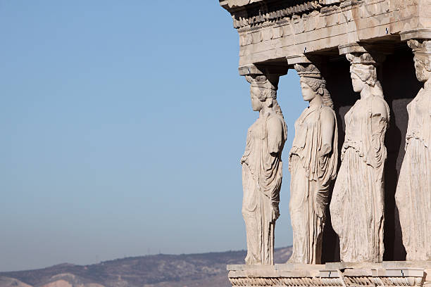 varanda do caryatids a acrópole em atenas, grécia - the erechtheum - fotografias e filmes do acervo