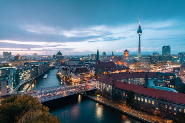 heure bleue sur le paysage urbain de berlin - berlin germany germany antenna skyline photos et images de collection