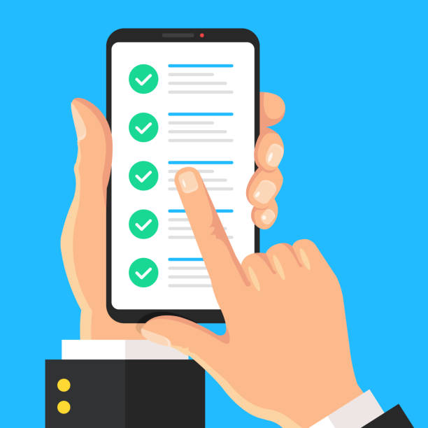 контрольный список на экране телефона. рука, держащая мобильный телефон со контрольных меток. сотовый телефон, смартфон. онлайн-опрос, тест, - to do list computer icon checklist communication stock illustrations