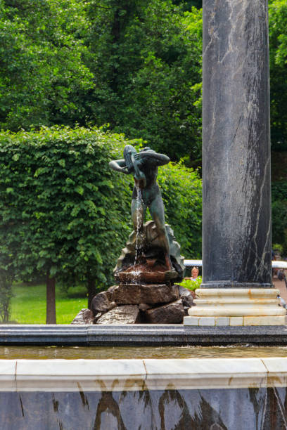 statue de nymphe aganipa. fragment de cascade de lion de fontaine dans le parc inférieur de peterhof à saint-pétersbourg, russie - macro column marble luxury photos et images de collection