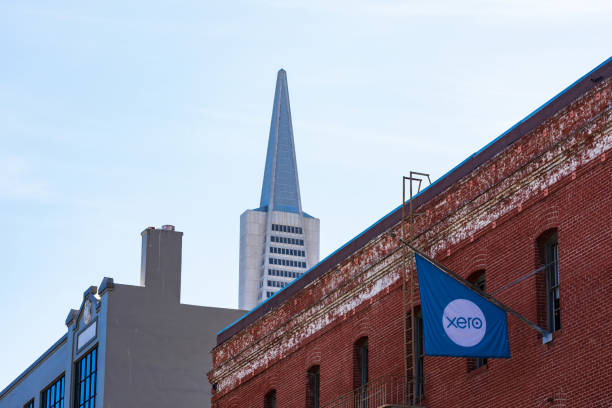 xero firma en la oficina de silicon valley de la compañía de tecnología de nueva zelanda. xero ofrece una plataforma de software de contabilidad para pequeñas y medianas empresas - xero fotografías e imágenes de stock