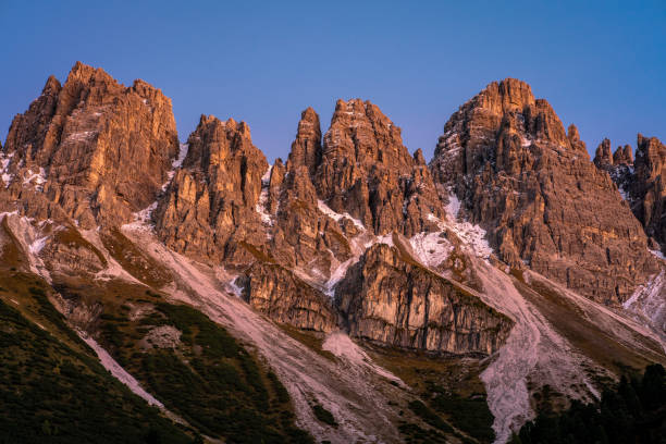 panoramiczny widok na austriackie góry alpejskie kalkkoegel w pobliżu kemater alm świecące na czerwono w świetle zachodu słońca wieczorem - alpenglow autumn beauty in nature clear sky zdjęcia i obrazy z banku zdjęć