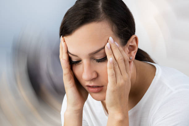 mujer que sufre de mareos de dolor de cabeza - off balance fotografías e imágenes de stock