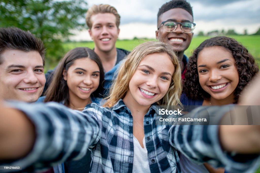 Multi_ethnic Teenager, die ein Selbstporträt-Stockfoto machen - Lizenzfrei Teenager-Alter Stock-Foto