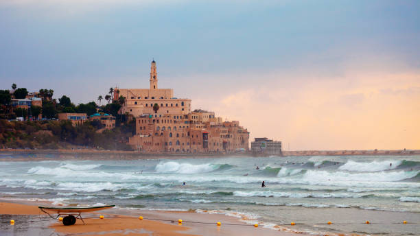 Jaffa puesta de sol, surfistas en acción - Tel Aviv, Israel - foto de stock