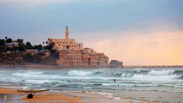 coucher du soleil de jaffa, surfeurs dans l'action - tel aviv, israel - aviv photos et images de collection