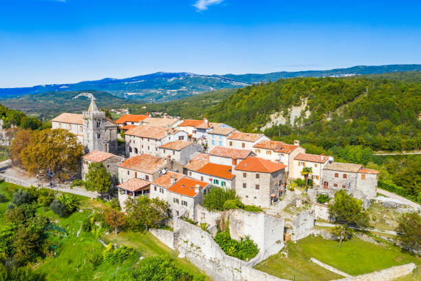 丘の上のハムの旧市街、イストリア、クロアチアの美しい伝統的な建築 - town village hill panoramic ストックフォトと画像