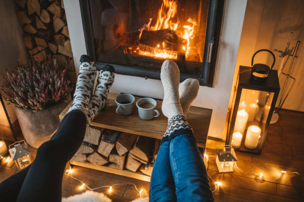 jour d'hiver par cheminée - coffee table living room indoors comfortable photos et images de collection