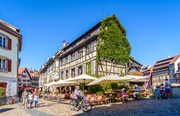 un restaurante en pie en un edificio con entramado de madera en el barrio de petite france en estrasburgo, francia. - european culture architecture strasbourg france alsace fotografías e imágenes de stock