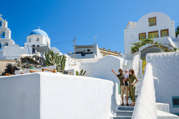 rodzina z dzieckiem podróżować do grecja - hat oia europe vacations zdjęcia i obrazy z banku zdjęć