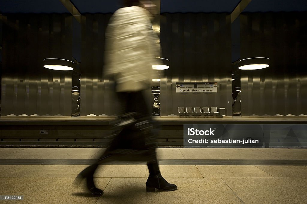 通勤にモダンな地下鉄の駅のプラットホーム - アクションショットのロイヤリティフリーストックフォト