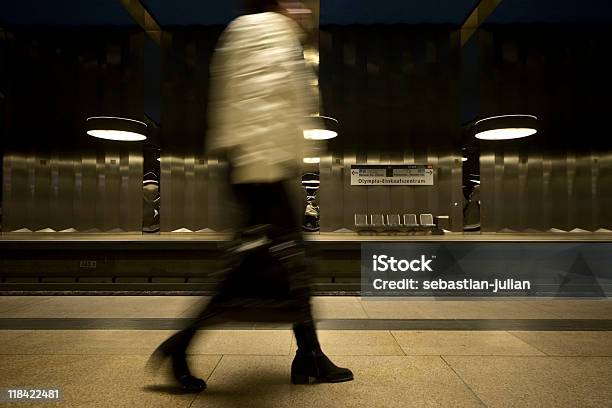 Foto de Commuter Na Moderna Plataforma Do Metrô e mais fotos de stock de Abstrato - Abstrato, Acender, Adulto