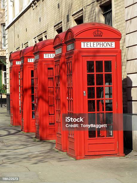 Foto de Caixas De Telefone Vermelho Em Londres e mais fotos de stock de Antigo - Antigo, Cabine de telefone público - Telefone público, Caixa - Recipiente