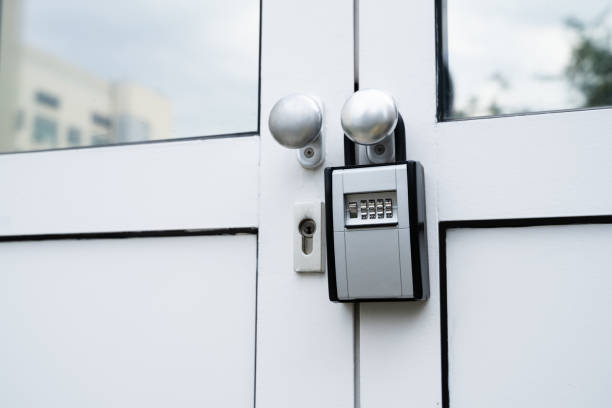 istock Key Safe On The Door 1184225753