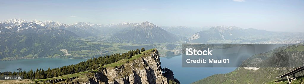 Panorama-Blick auf den Lake Thun und Berner Alpen - Lizenzfrei Alpen Stock-Foto