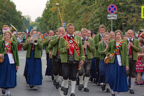 fanfare de marche. musiciens d'autriche. procession de mascarade de pipes et de tambours marchant dans la rue. de la ville. - drum dance music arts and entertainment photos et images de collection