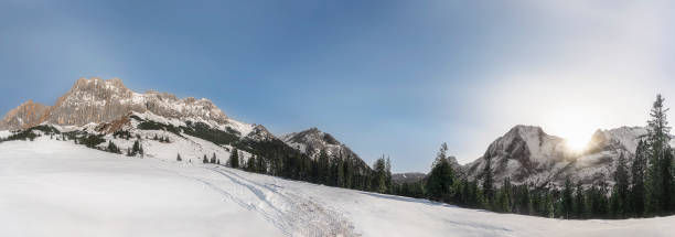 panorama invernal con montañas nevadas de los alpes. naturaleza cubierta de nieve - austria mountain panoramic ehrwald fotografías e imágenes de stock