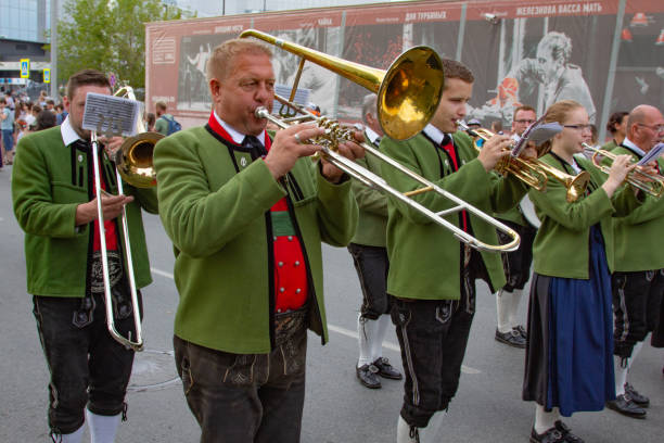 fanfare de marche. musiciens d'autriche. procession de mascarade de pipes et de tambours marchant dans la rue. de la ville. - drum dance music arts and entertainment photos et images de collection