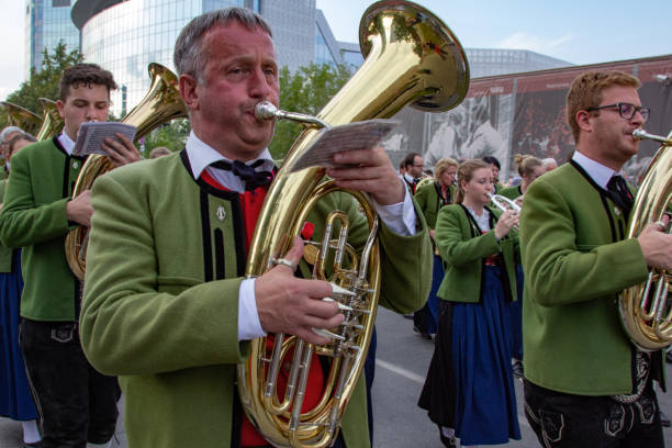 fanfare de marche. musiciens d'autriche. procession de mascarade de pipes et de tambours marchant dans la rue. de la ville. - drum dance music arts and entertainment photos et images de collection