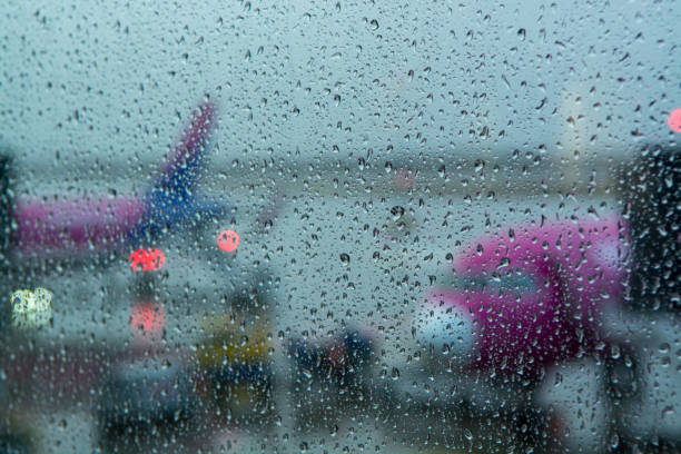 o curso em condições de mau tempo conceito fundo com gotas da água na janela com vista borrada em aviões - waterdroplets - fotografias e filmes do acervo