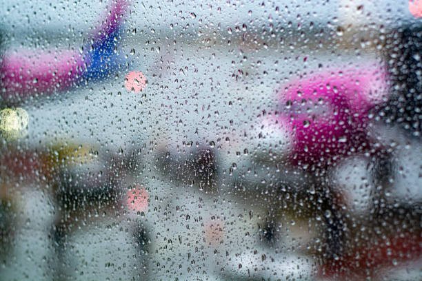 o curso em condições de mau tempo conceito fundo com gotas da água na janela com vista borrada em aviões - waterdroplets - fotografias e filmes do acervo