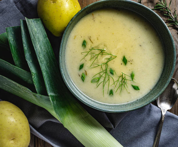 sopa vegana, de batata e alho-poró. - leek - fotografias e filmes do acervo