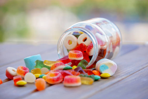 verschiedene zucker süßigkeiten in einem glas einmachglas - sweet food sugar vibrant color multi colored stock-fotos und bilder