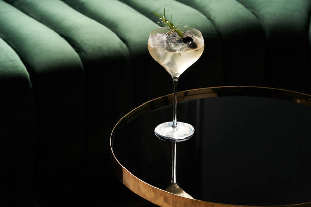 copa de cóctel clásico sobre mesa de cristal en el restaurante del club nocturno, primer plano - ginebra licores de alta graduación fotografías e imágenes de stock