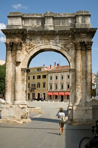 istock Roman triumphal arch 118423309