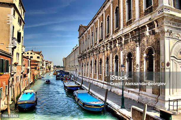 Colorato Canale Di Venezia Italia - Fotografie stock e altre immagini di Acqua - Acqua, Ambientazione tranquilla, Architettura