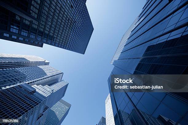 Los Rascacielos De Manhattan Que Reflejan En Fachada Foto de stock y más banco de imágenes de Aire libre