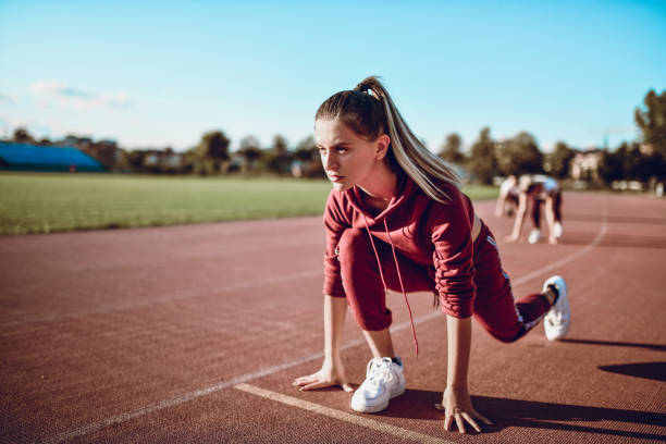 bereit, steady, go!!! - starting line running sprinting alertness stock-fotos und bilder