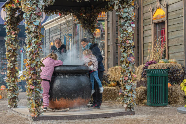 matki i córki przez kocioł - tivoli copenhagen denmark danish culture zdjęcia i obrazy z banku zdjęć