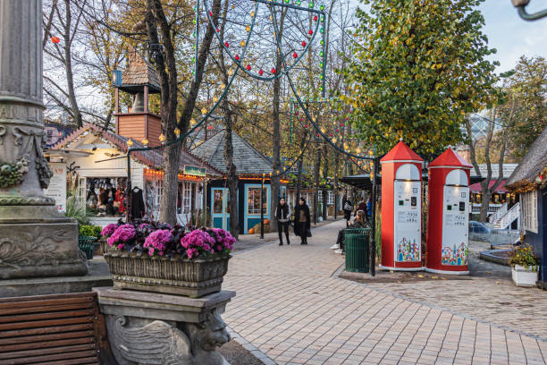 stoiska do recyklingu kubków - tivoli copenhagen denmark danish culture zdjęcia i obrazy z banku zdjęć