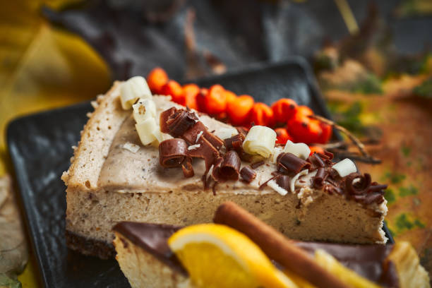 pastel de queso de castaña en otoño deja fondo - sweet food chestnut yellow brown fotografías e imágenes de stock