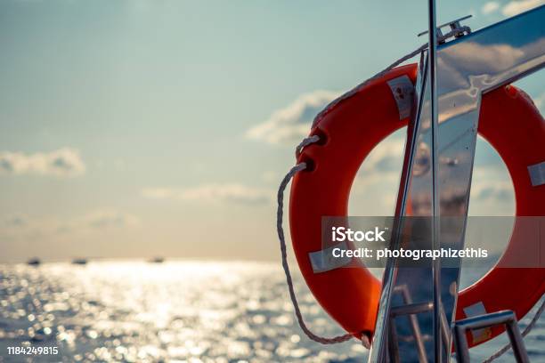 Orange Livring-foton och fler bilder på Livbåt - Livbåt, Flytväst, Strand