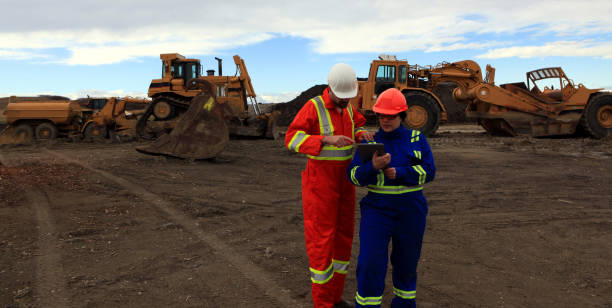 мужчины и женщины строители глядя на планшет на работе сайта - digital tablet construction truck manual worker стоковые �фото и изображения