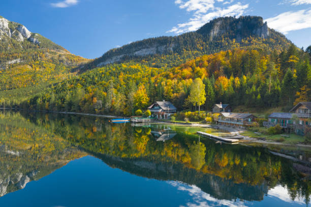 lake altaussee, waterfront houses, ausserland, salzkammergut, styrie, autriche - european alps austria autumn colors photos et images de collection