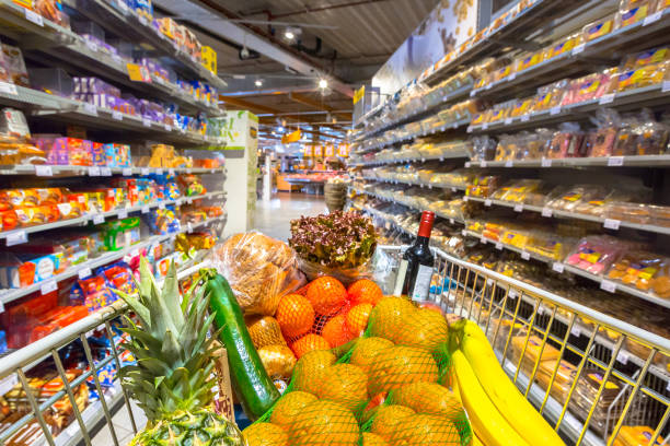 chariot d'épicerie dans le supermarché - full photos et images de collection