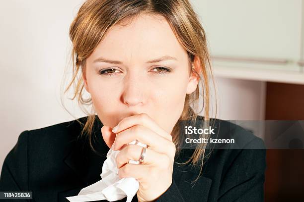 Mujer Tos Foto de stock y más banco de imágenes de Adulto - Adulto, Color - Tipo de imagen, De ascendencia europea