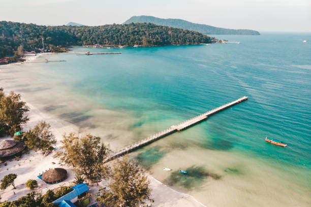 console koh rong samloem, sihanoukville, cais na praia do console de koh rong samloem em cambodia no console do paraíso villa koh rong samloem. camboja. - pier jetty nautical vessel moored - fotografias e filmes do acervo