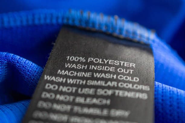черный прачечная уход стиральная инструкции одежды этикетку на синей майке полиэстер спортивной рубашке - scale industry copy space special стоковые фото и изображения