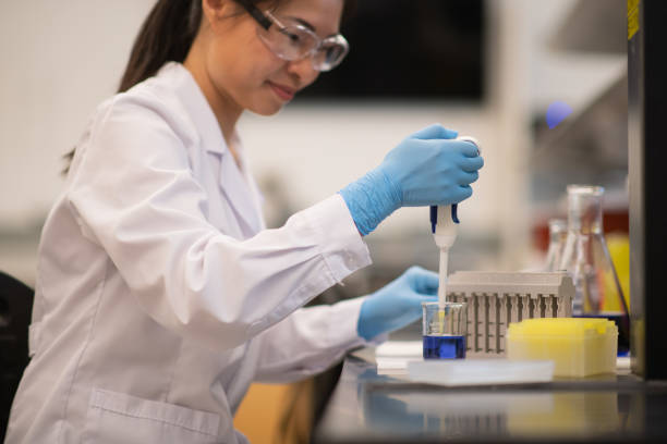 istock An Asian Biochemist Using a Pipette stock photo 1184269372