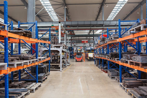 Large hangar warehouse of industrial and logistics companies. Long shelves with a variety of boxes. industry space and hardware box for delivery, business logistic distribution, storage cargo concept. gran almacén de hangares de empresas industriales y logísticas. estantes largos con una variedad de cajas. espacio de la industria y caja de hardware para entrega, concepto de carga de almacenamiento de distribución logística empresarial