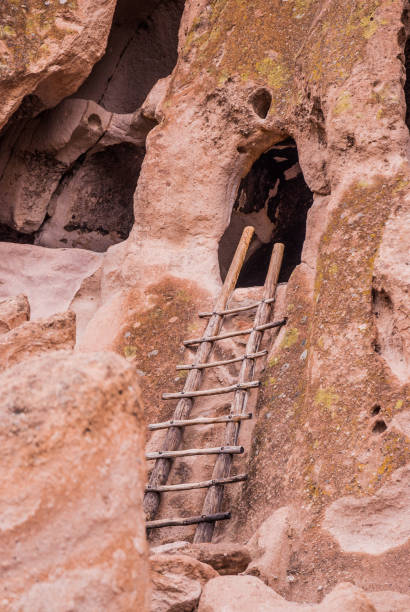 cliff dwelling ladder - bandelier national monument anasazi anasazi ruins photography stock-fotos und bilder